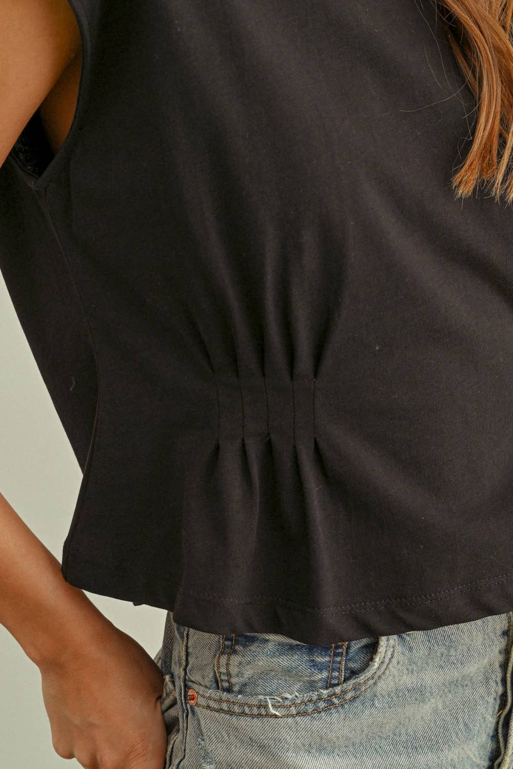 ET6371   ROUND NECK WAIST DETAILED CAP SLEEVE TOP: MISTY WHITE / M
