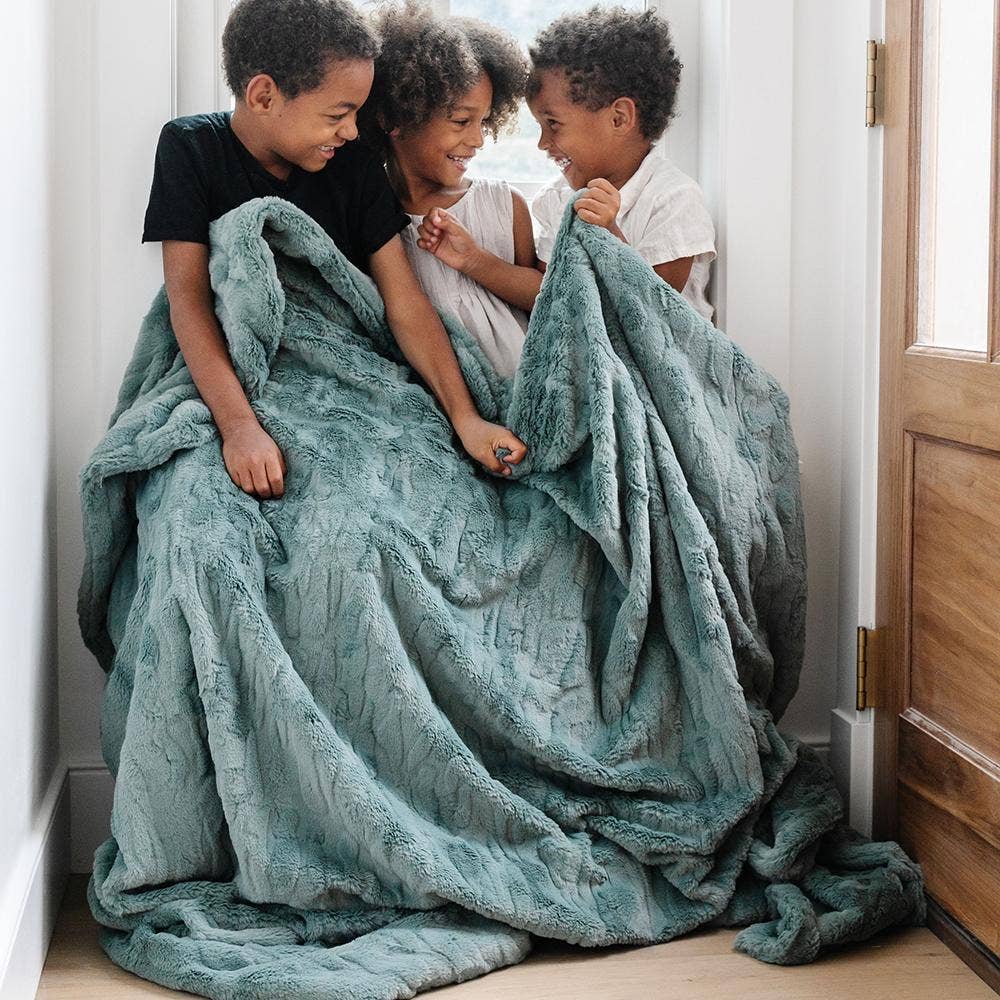 PATTERNED FAUX FUR XL THROW BLANKETS: Ivory