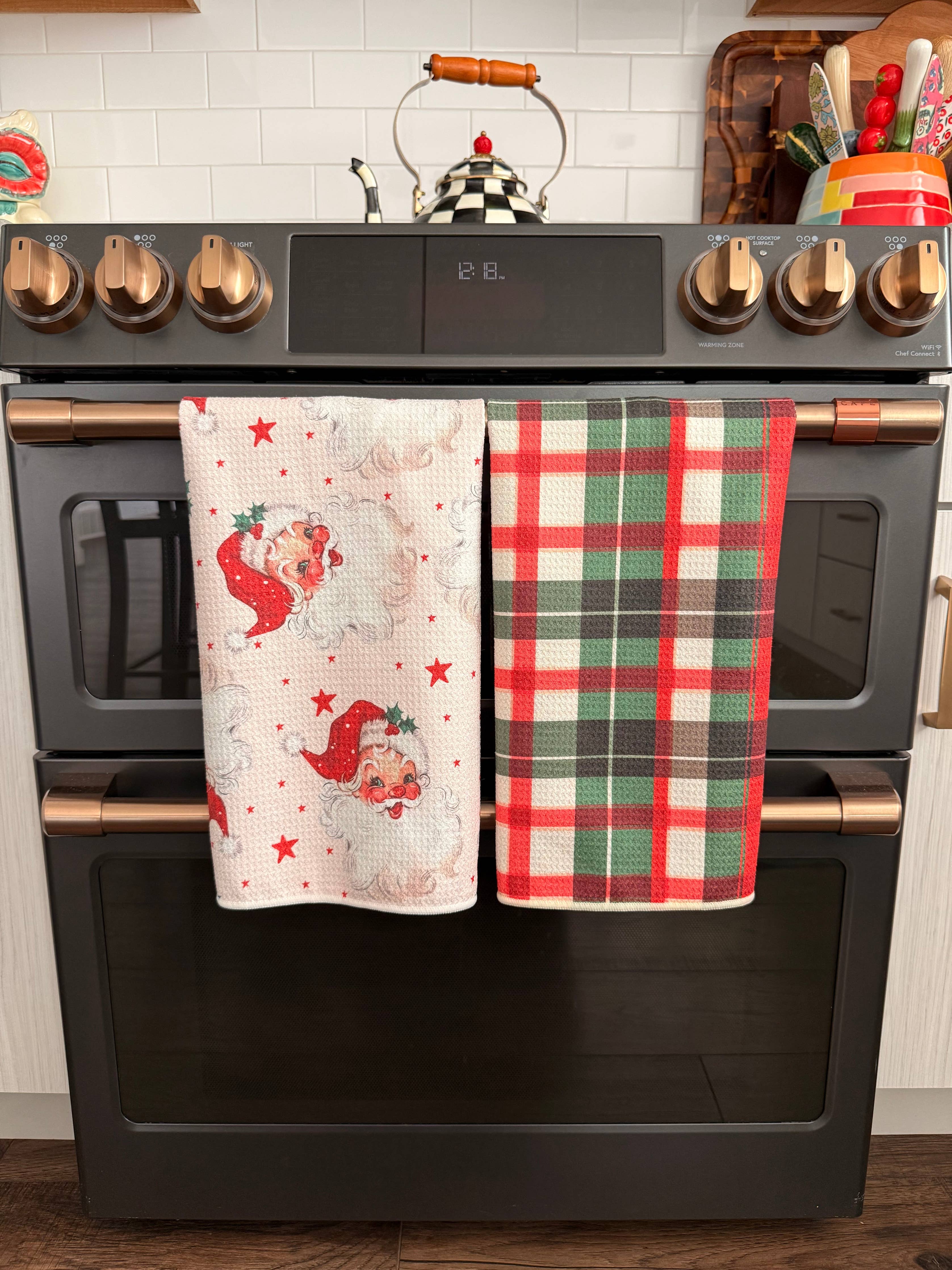 Crae.Home - Merry McSanta: Double-Sided Hand Towel - Cream / Hand Towel (17 in x 27 in)