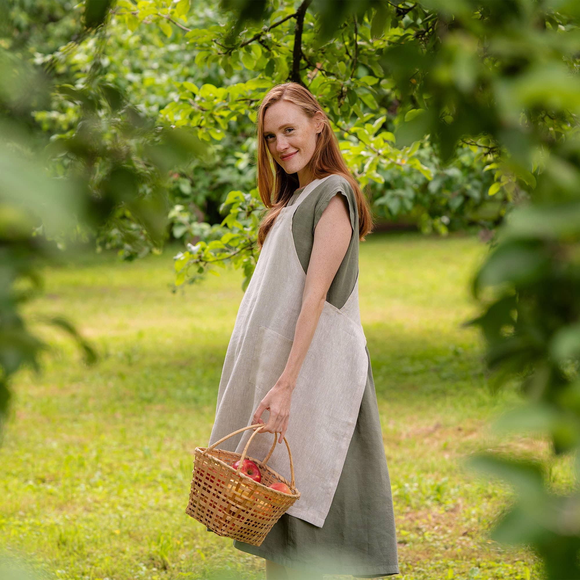 Linen Cross-Back Apron: Natural / L/XL