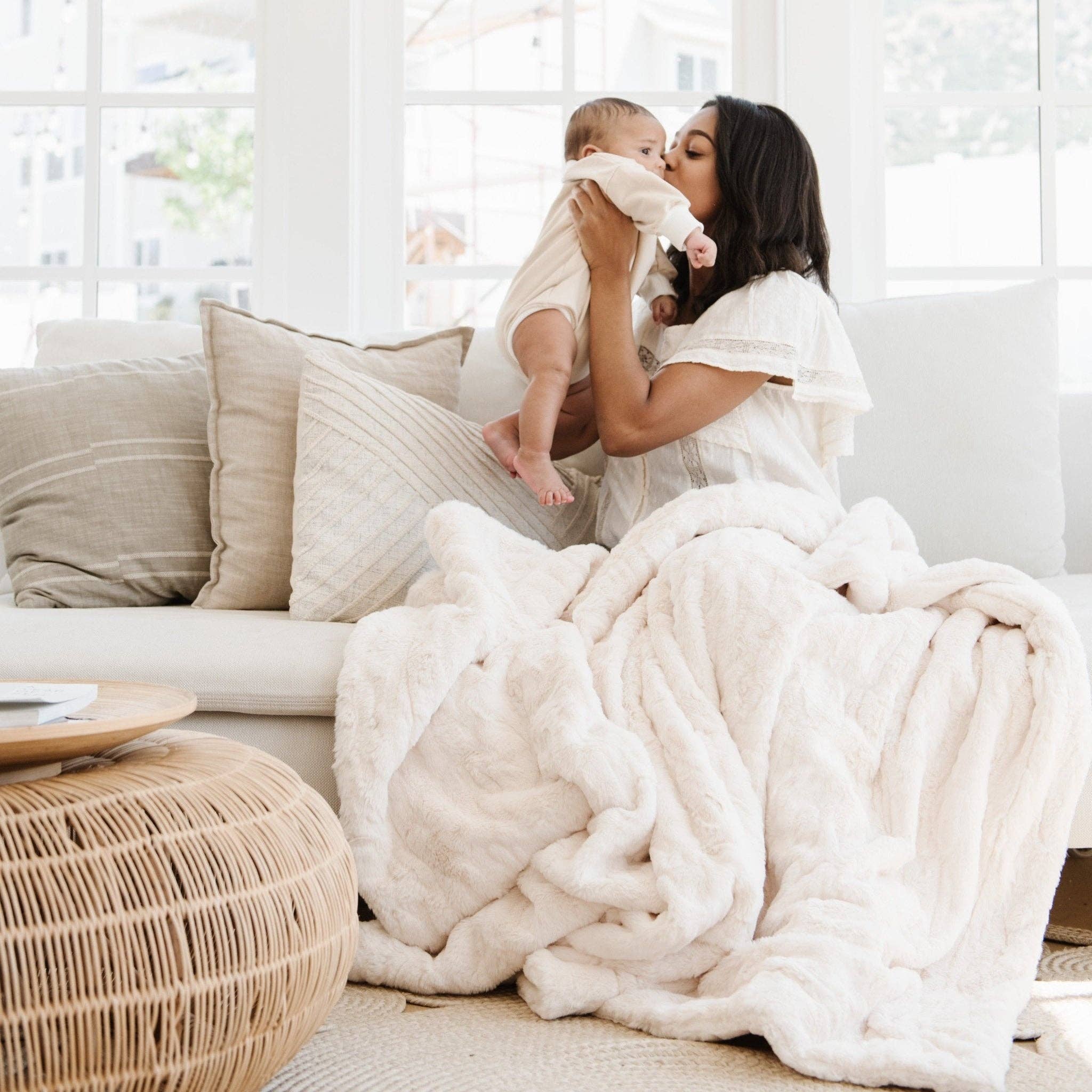 PATTERNED FAUX FUR XL THROW BLANKETS: Ivory