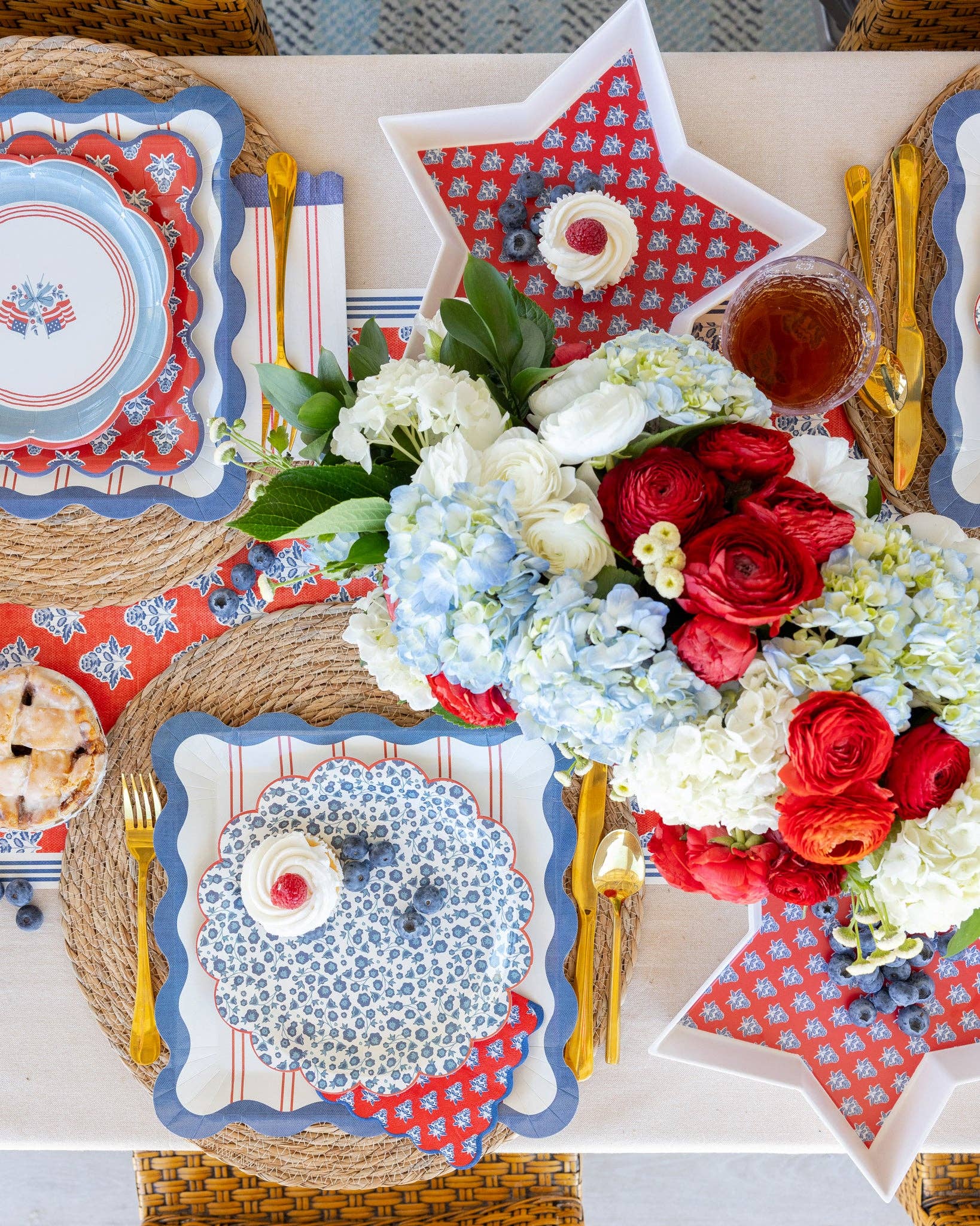 HAM1240 - Blue Ditsy Floral Paper Plate