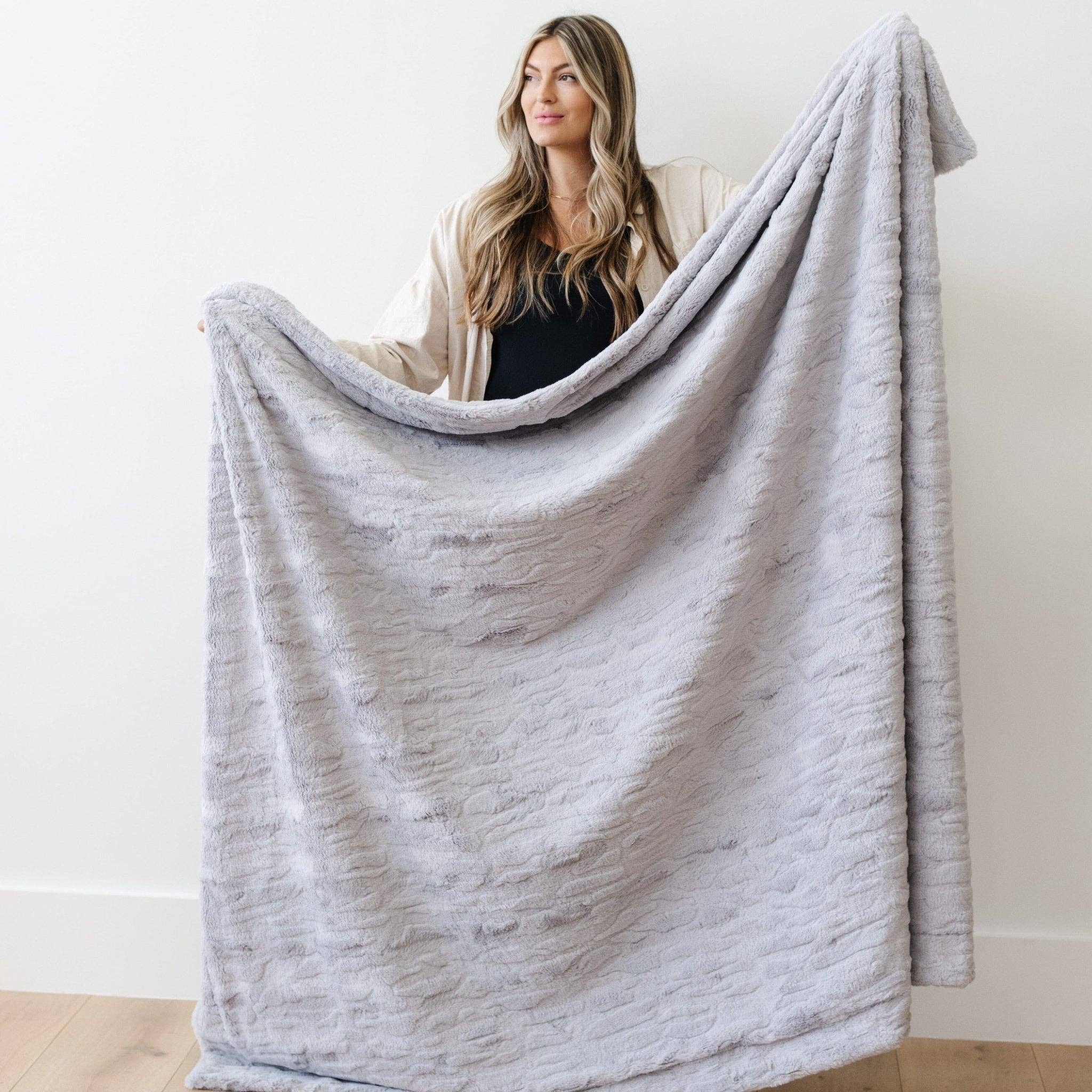PATTERNED FAUX FUR XL THROW BLANKETS: Ivory