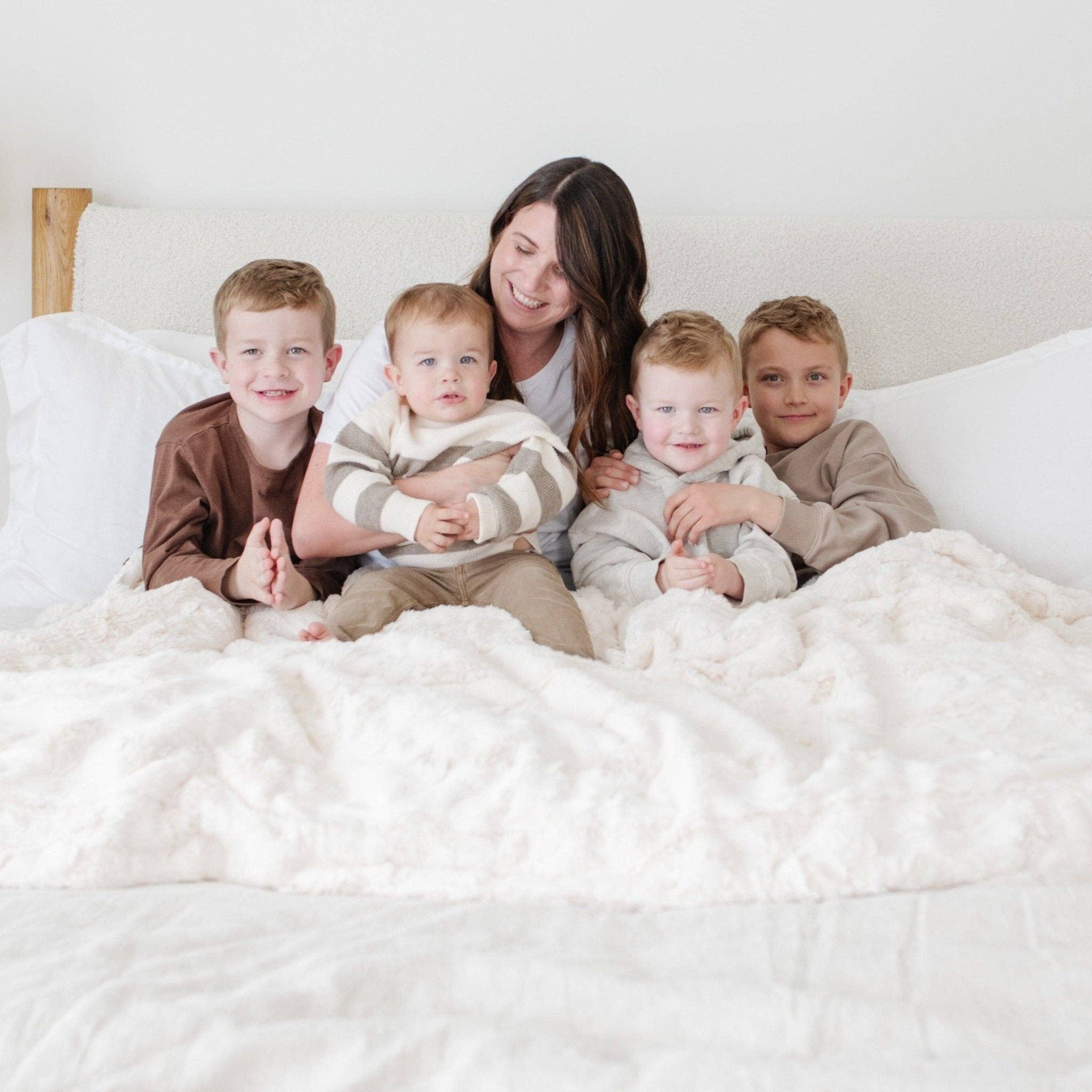 PATTERNED FAUX FUR XL THROW BLANKETS: Ivory