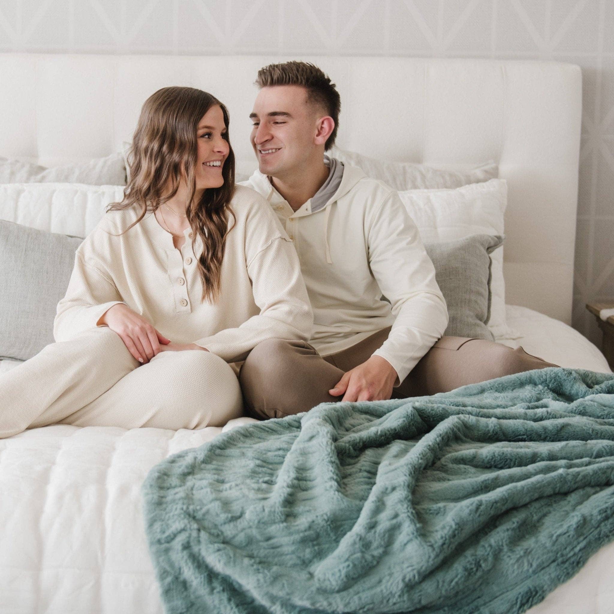 PATTERNED FAUX FUR THROW BLANKETS: Fir