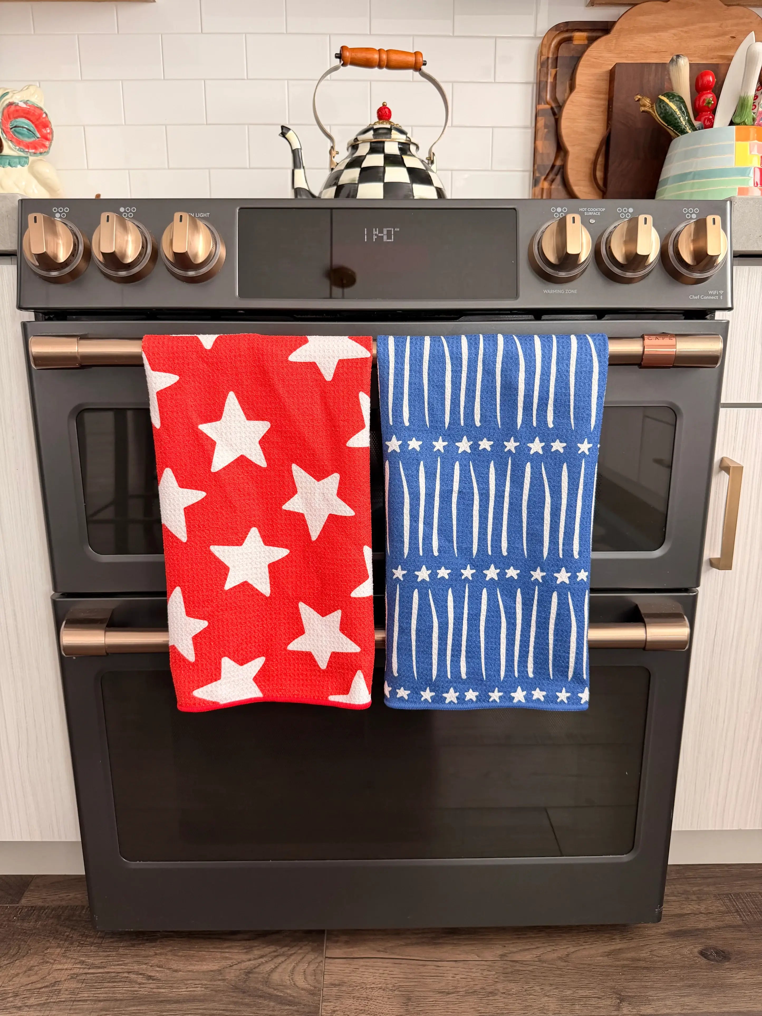 Grand Star: Double-Sided Hand Towel: Red / Hand Towel (17 in x 27 in)