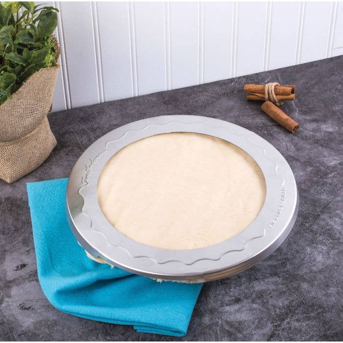 9.5" Ceramic Pie Plate with Scalloped Rim