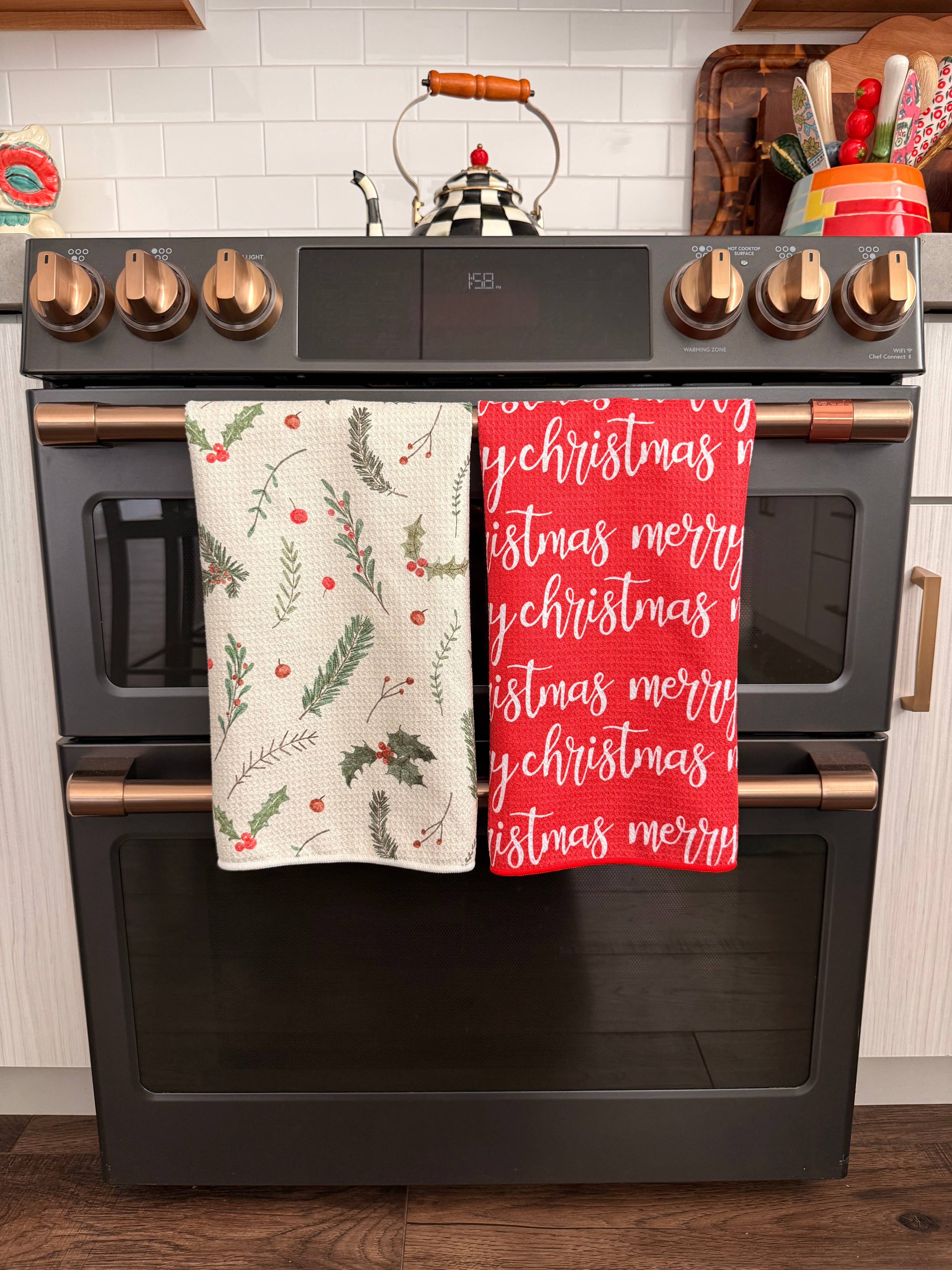 Crae.Home - A Very Merry Christmas: Double-Sided Hand Towel - Red / Hand Towel (17 in x 27 in)