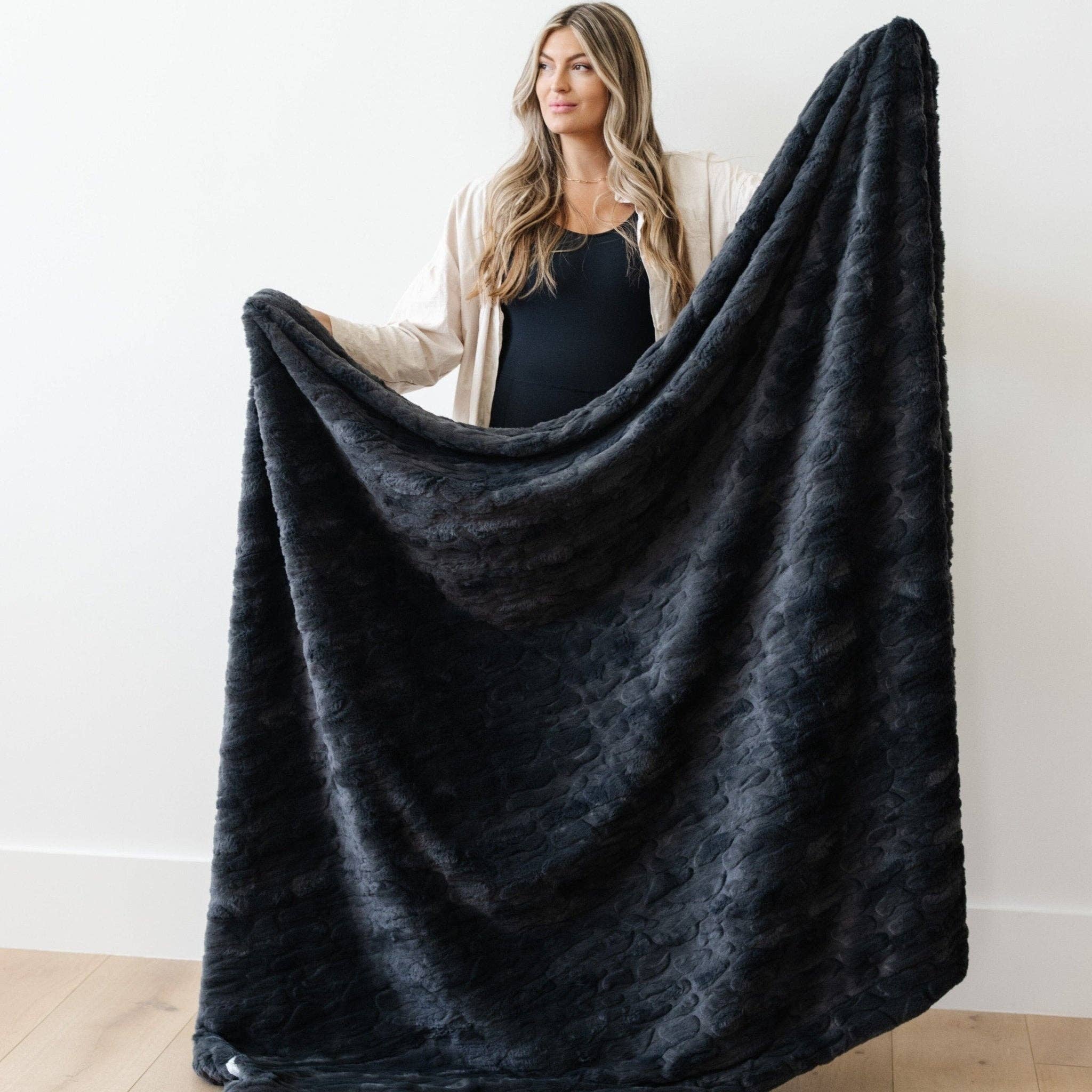PATTERNED FAUX FUR XL THROW BLANKETS: Ivory