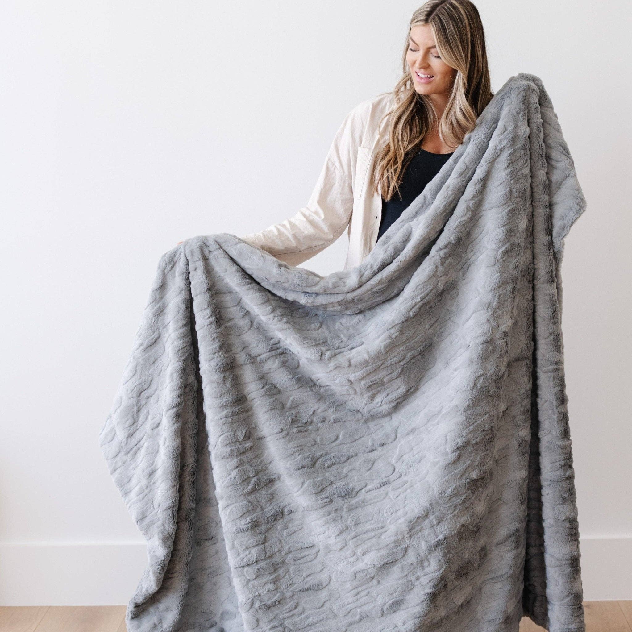 PATTERNED FAUX FUR XL THROW BLANKETS: Buff