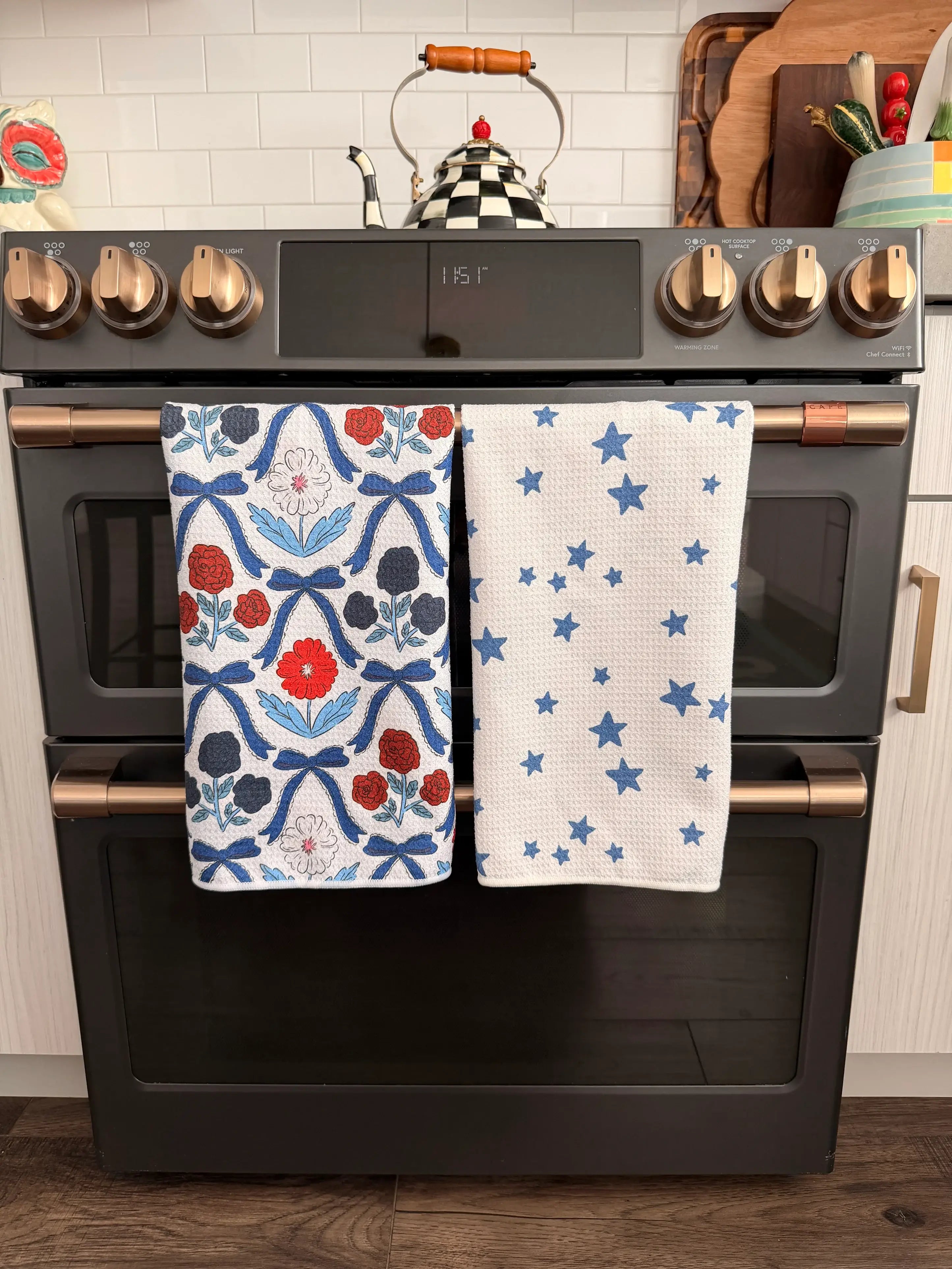 Bluebell Bows: Double-Sided Hand Towel: Blue / Hand Towel (17 in x 27 in)