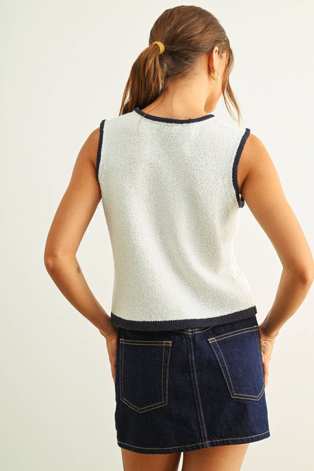 T6411   CONTRASTED PIPING FLAG KNITTED TOP: IVORY/NAVY / L