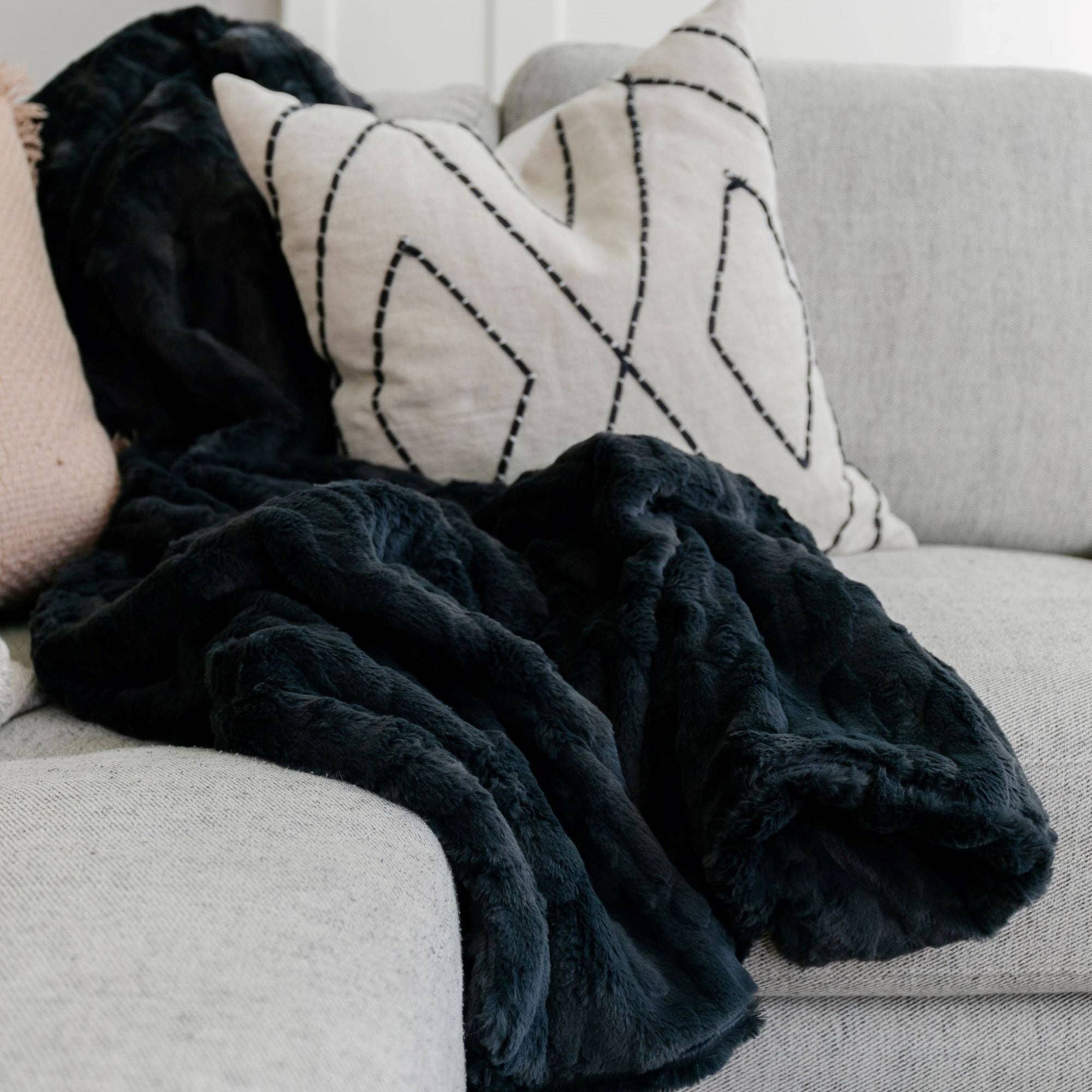 PATTERNED FAUX FUR XL THROW BLANKETS: Buff