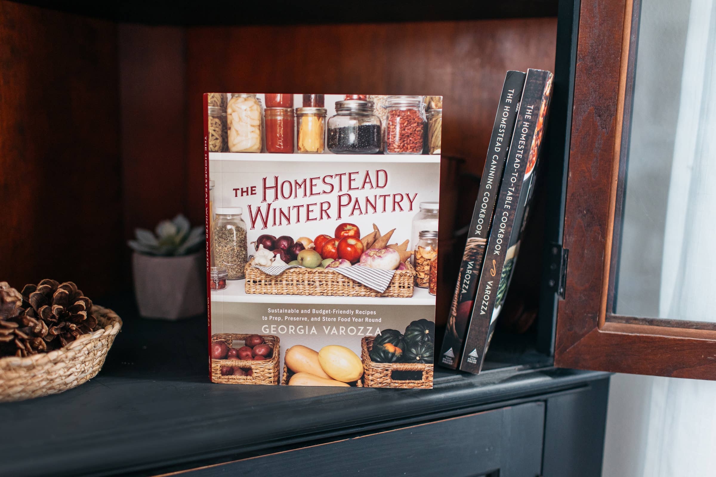The Homestead Winter Pantry: Paperback / English