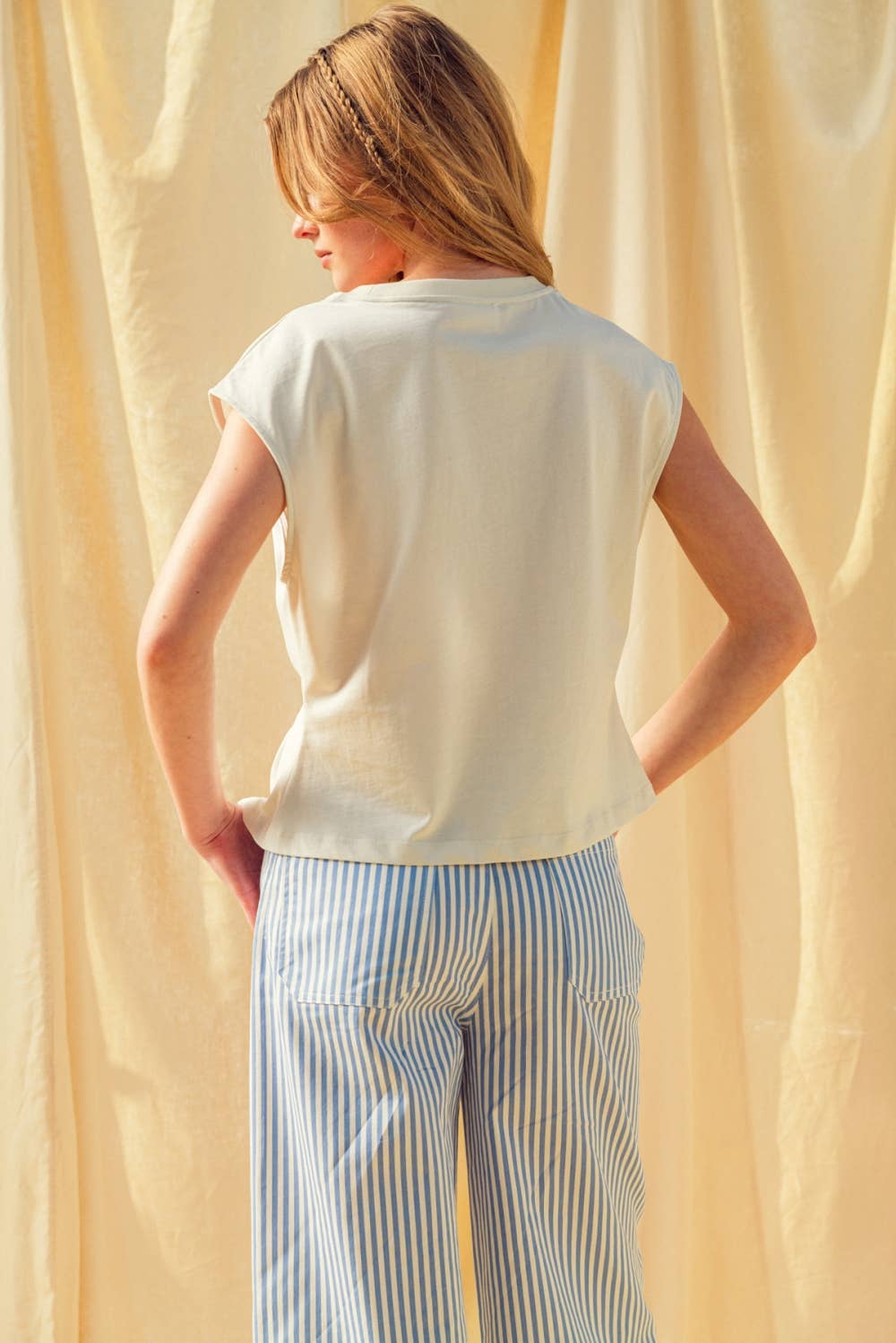 ET6371   ROUND NECK WAIST DETAILED CAP SLEEVE TOP: MISTY WHITE / S